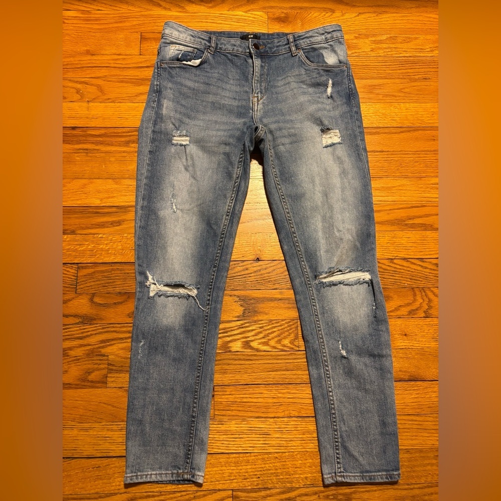 H&M Womenโs Light Blue Distressed Jeans